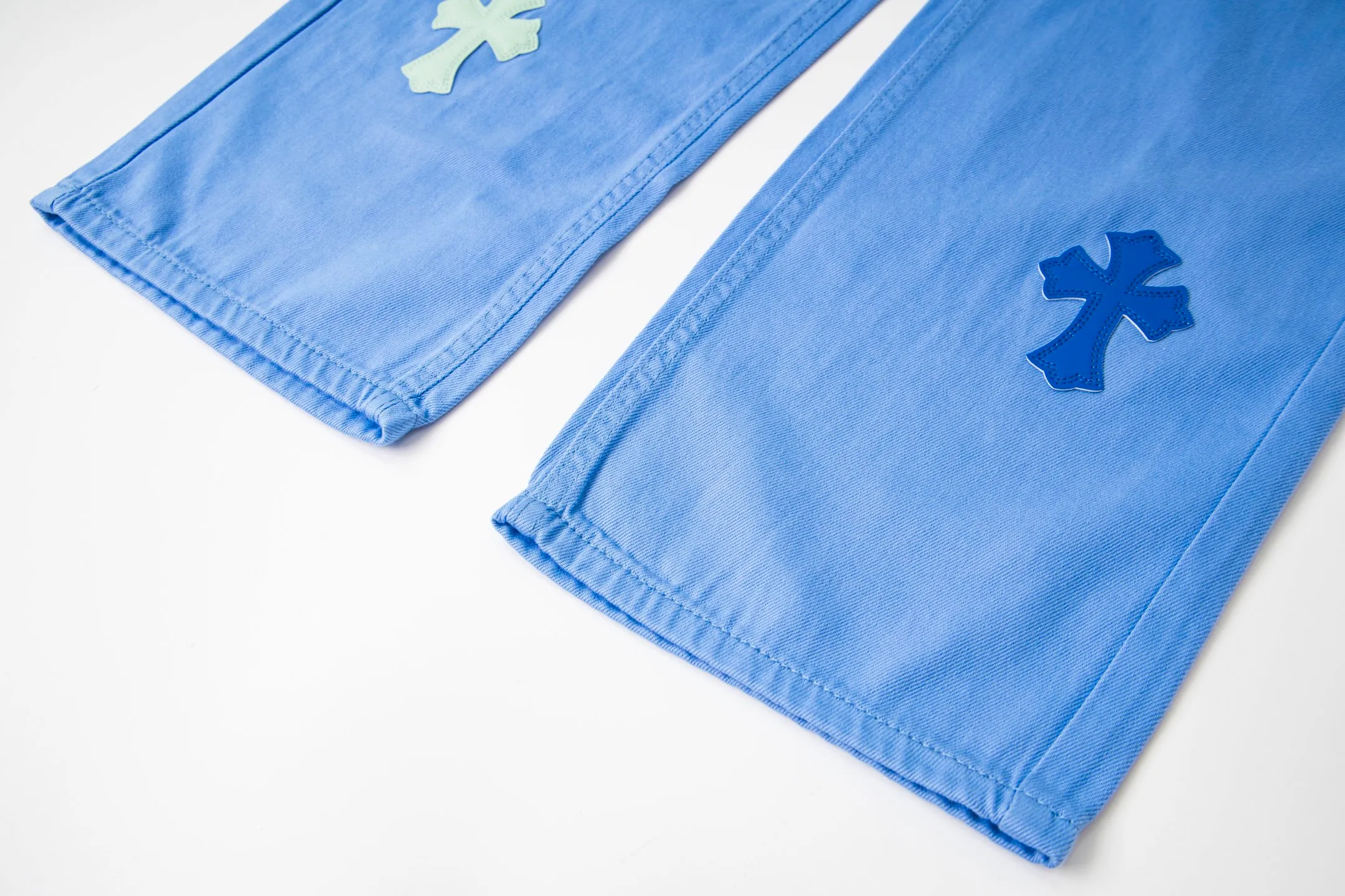 P270 CHROME HEARTS 25ss dopamine light blue cross patch leather washed jeans - Full of exploring the ultimate in fashion, Chrome Hearts' new Chrome Hearts pants not only present a unique style, the fresh ice blue color looks particularly youthful and energetic. The mid-high waist design is paired with a lazy and casual style, which not only shows long legs but also maintains a casual feel. It is a must-have fashion choice for trendy men and trendy women. Style number: 1752# Color: Dopamine light blue Size: 28 30 32 34